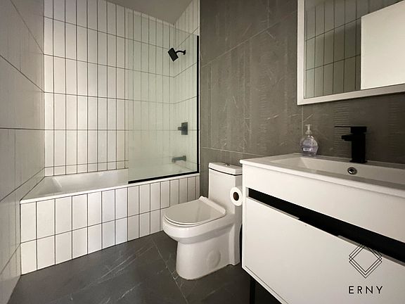 4th image of 1354 Jefferson Ave #3B