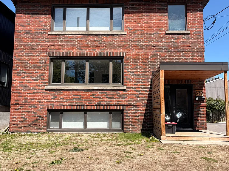 579 Tweedsmuir Ave #1 — Photo 2