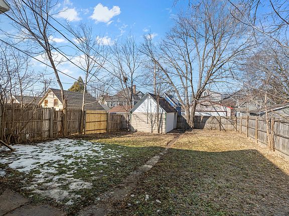 5th image of 673 Jessamine Ave E