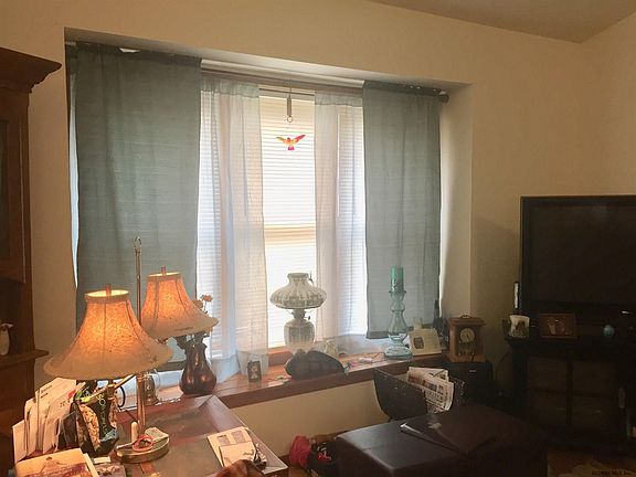 4th image of 6 Tiffany Dr