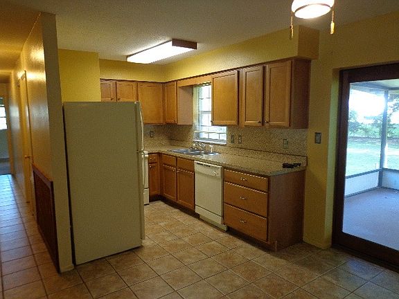 3rd image of 950 Shady Ln