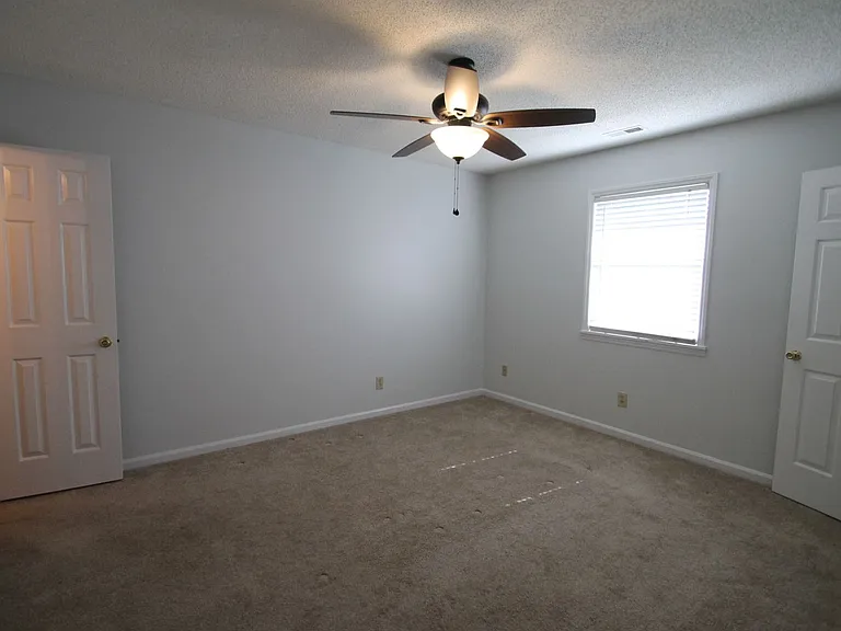 1077 Farm Pond Ln — Photo 7