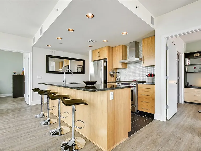300 Bowie St — Photo 4