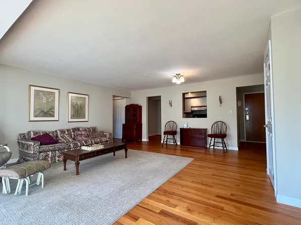1 Commodore Ct APT 104, Hull, MA 02045