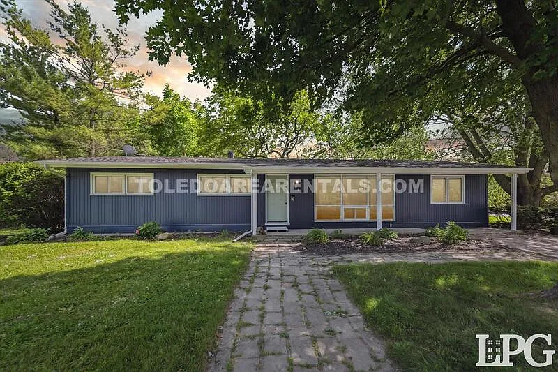 4 bed, 1.5 bath, 1420 sqft, $2,000 — Photo 1
