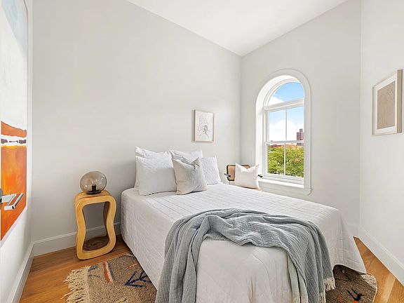 5th image of 153 Chauncey St APT 3C