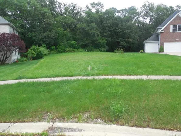 9021 Darien Woods Ct, Darien, IL 60561