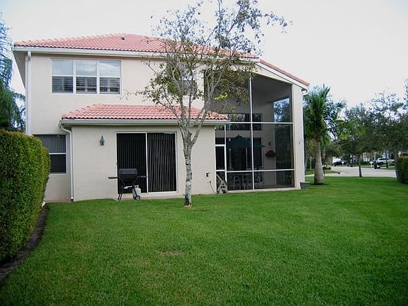 Large Hedged-in Yard, Very Private