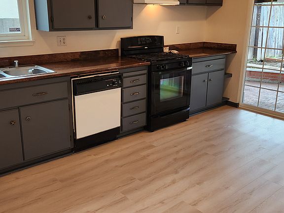 3rd image of 2724 Dolores St