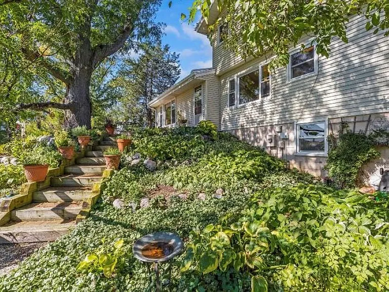 1023 Lexington Dr — Photo 17