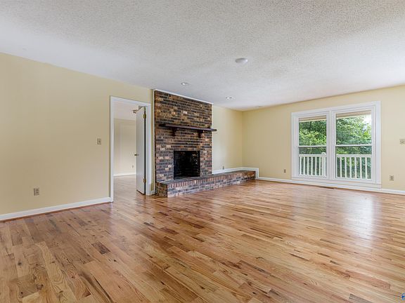 3rd image of 366 Sumner Dr