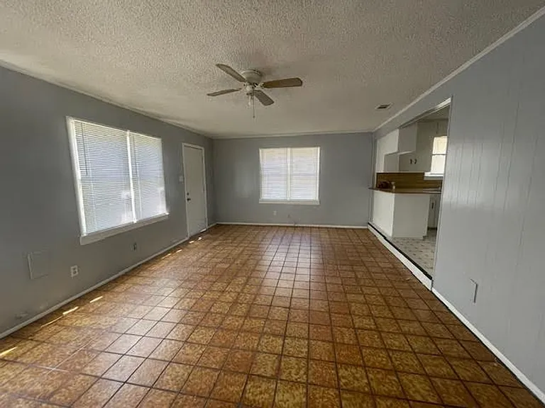 1213 Kilgore Ln — Photo 6