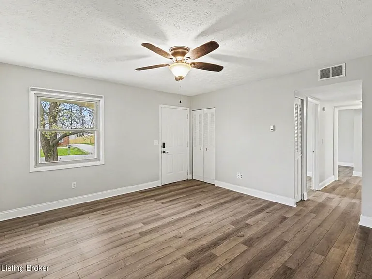 202 Hillside Ln — Photo 6