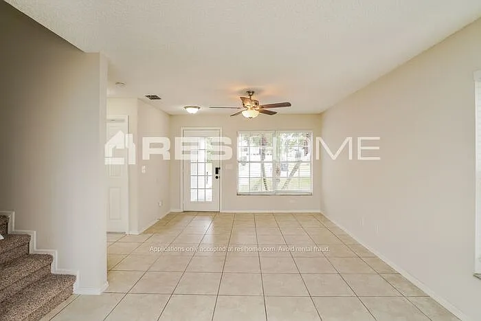 3 bed, 2.5 bath, 1295 sqft, $2,300 — Photo 4
