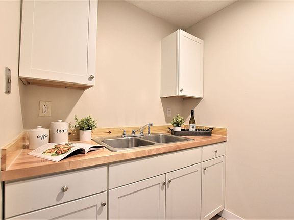 3rd image of 814 SE 5th Ave #12030070