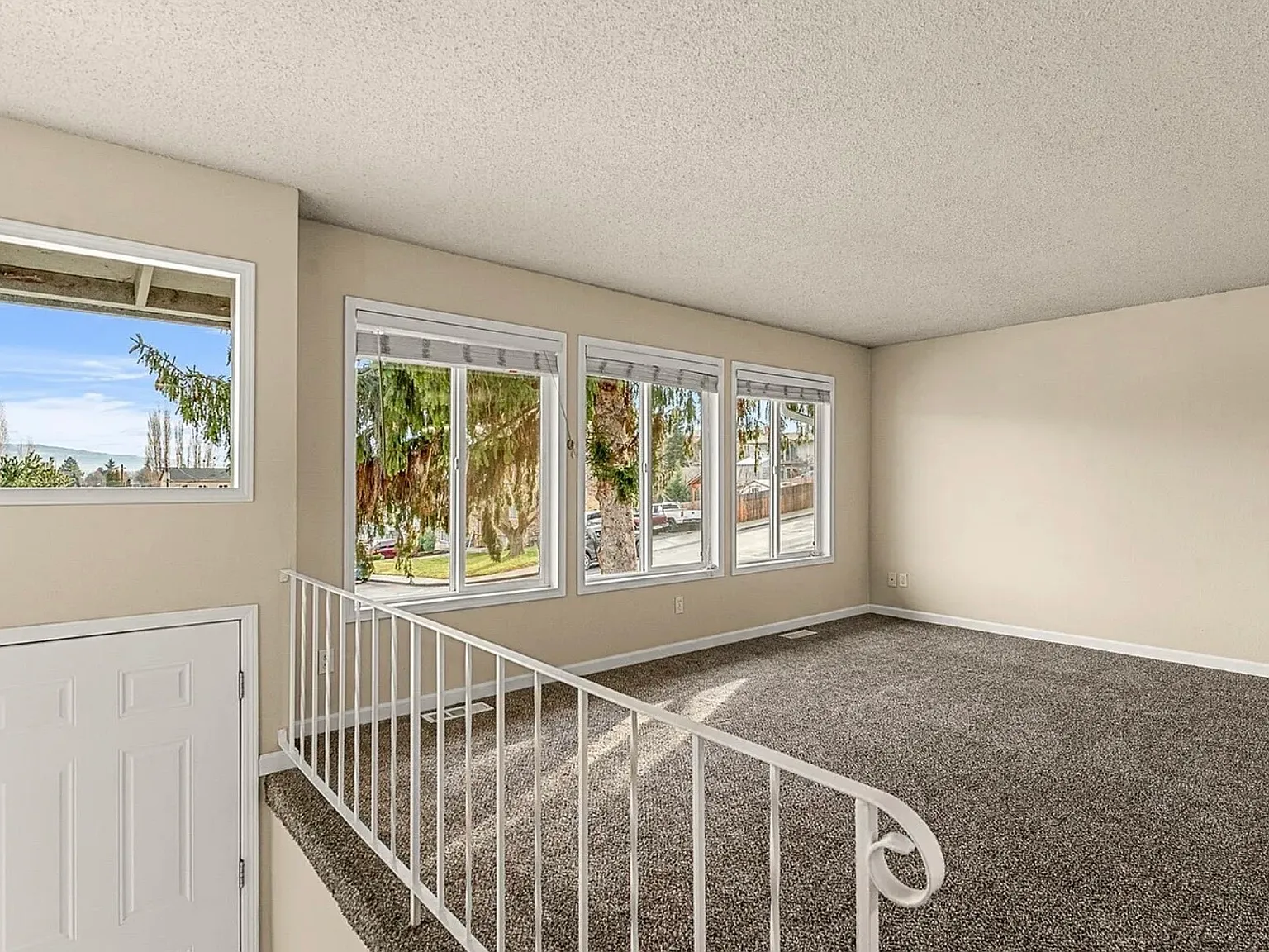 3 bed, 1.5 bath, 1386 sqft, $2,300 — Photo 3