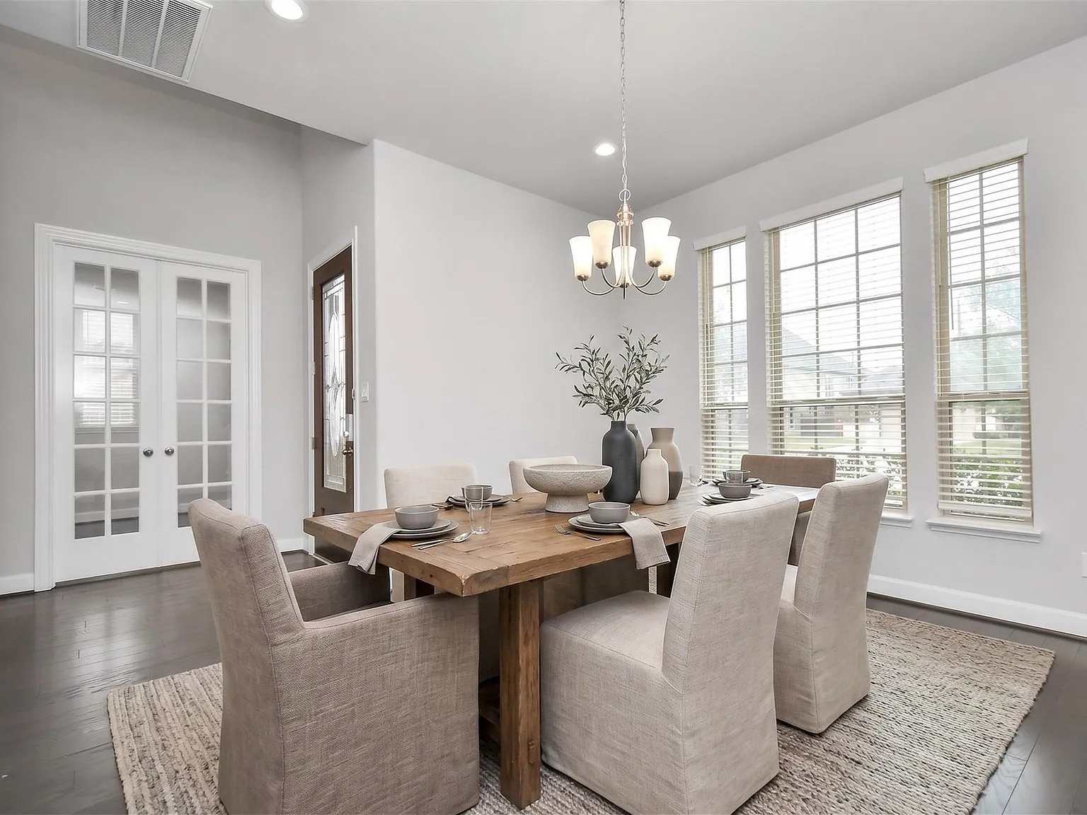 4 bed, 3.5 bath, 3789 sqft, $3,500 — Photo 3