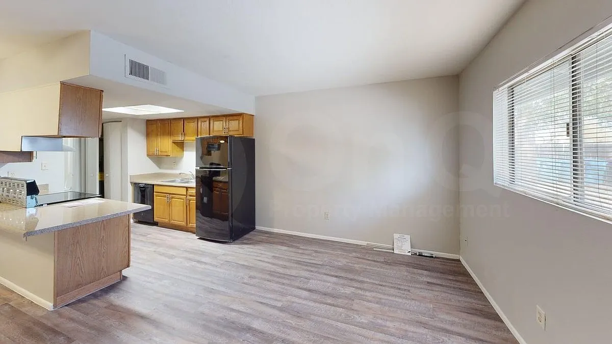 3002 E Waltann Ln — Photo 3