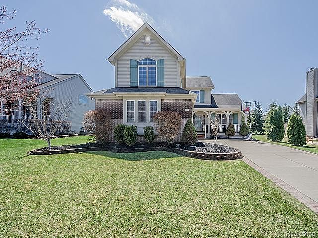 1st image of 5879 Versailles Ave