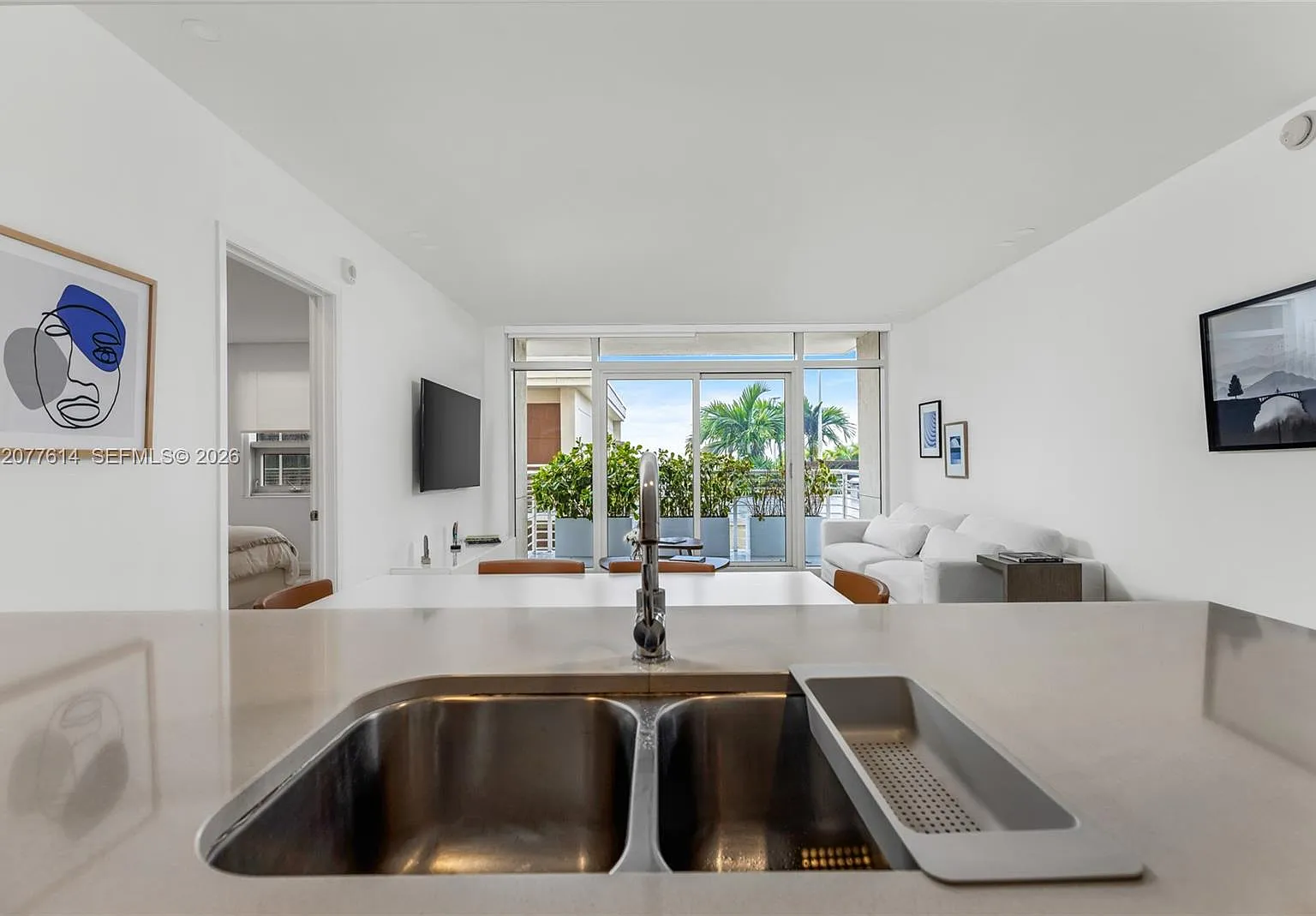 Midblock Miami Condo — Photo 3