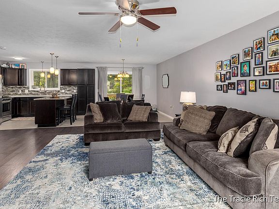 4th image of 736 W River Hills Ct