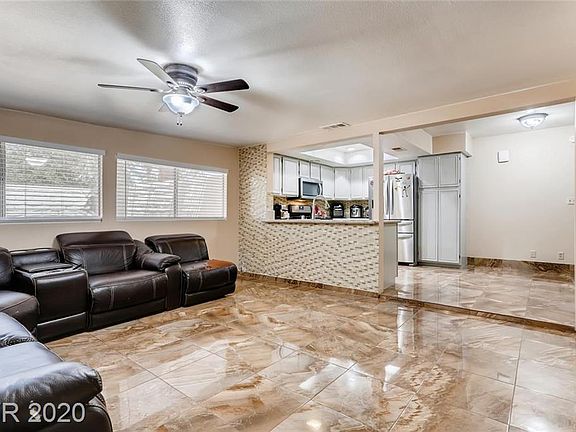 2nd image of 2547 Capistrano Ave