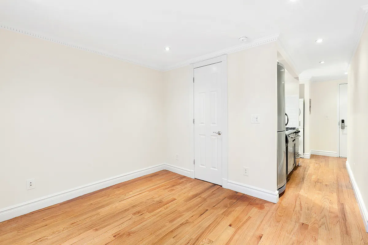 Building Photo - 404 E 88th St #1B