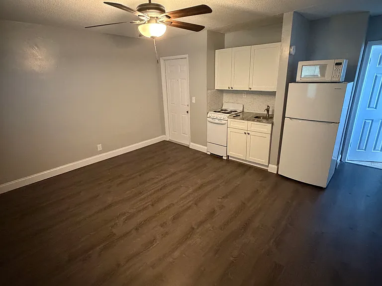713 NE 8th St #6 — Photo 1