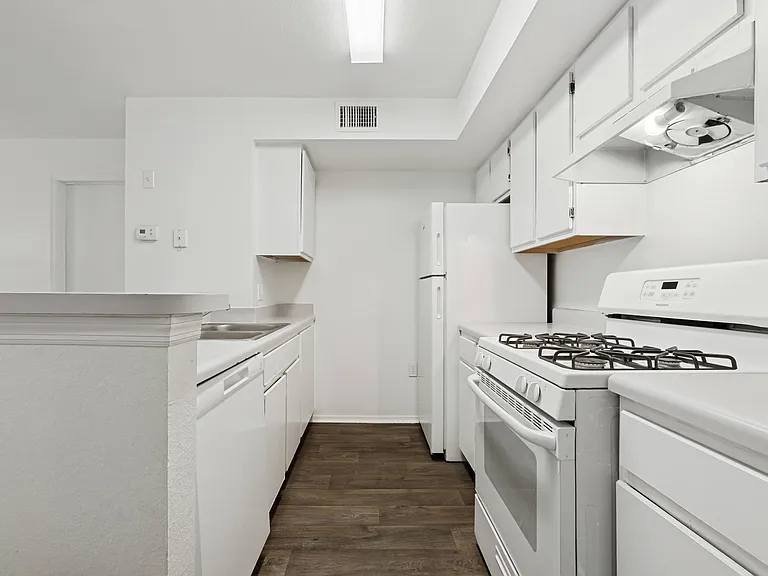 Glen Oaks Apartments — Photo 7