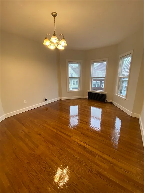 4 bed, 1.0 bath, 1300 sqft, $3,400 — Photo 4