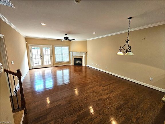 3rd image of 121 Oleander Dr