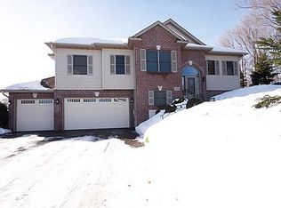 1552 Woodside Ct NE, Fridley, MN 55432