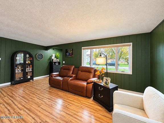 4th image of 602 Grand Forks Ave