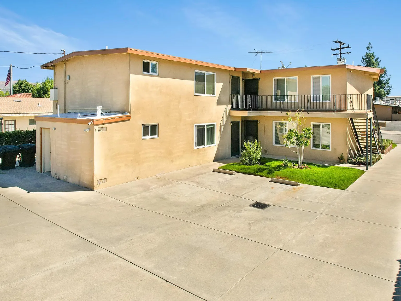 323 Catalpa Ave — Photo 2