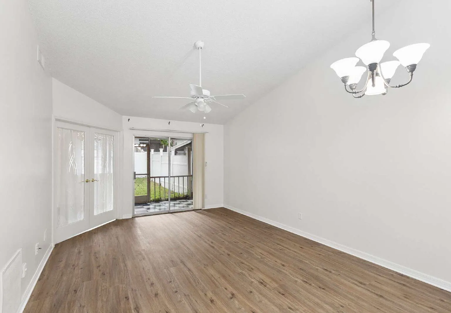 3 bed, 2.0 bath, 950 sqft, $2,100 — Photo 4