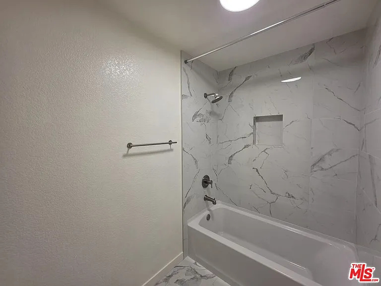 912 N Ridgewood Pl #2 — Photo 25