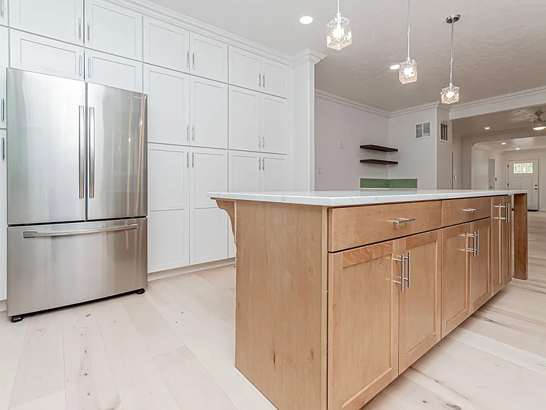 829 Broadway Ave — Photo 15
