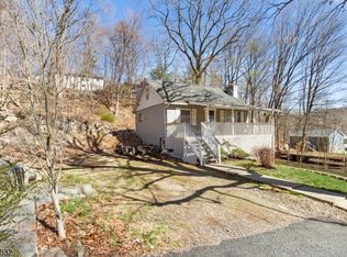 13 Cove Rd, Lake Hopatcong, NJ 07849