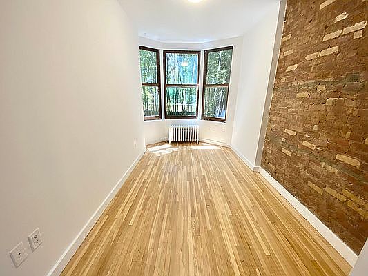 5th image of 244 Waverly Pl APT 2B