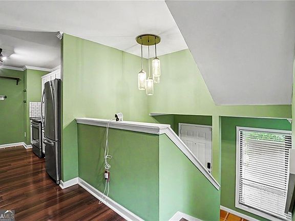 5th image of 1006 Creatwood Cir SE