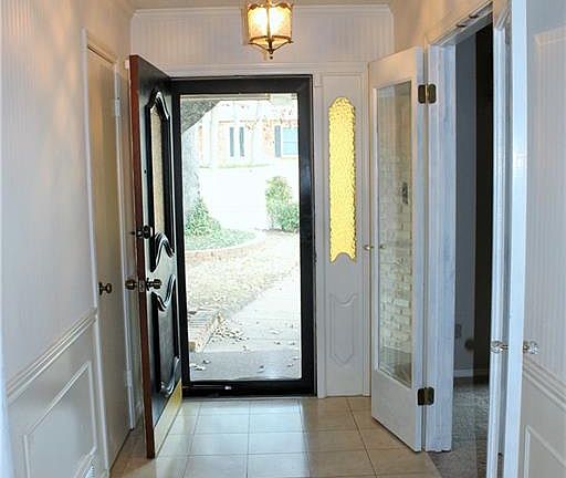 2nd image of 2313 Robinhood Dr