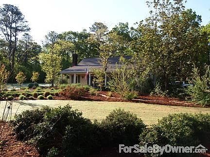 1103 Twin Gum : Adorable home nestled in beautiful landscaping.