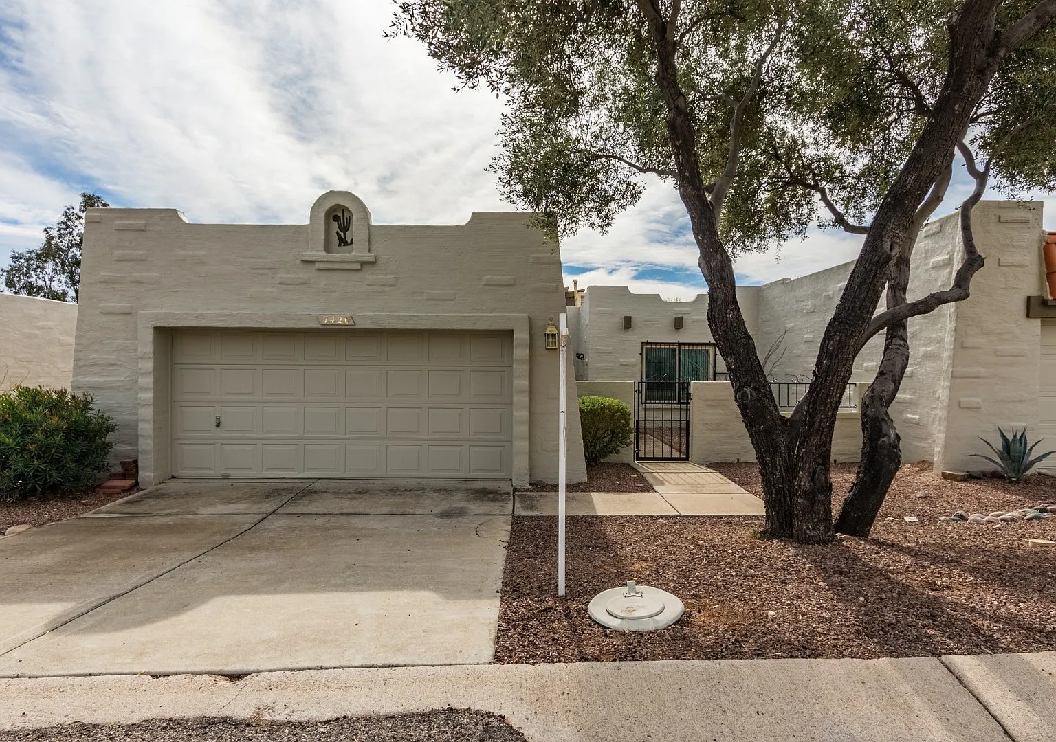 Refined Catalina Foothills Living: Carpet-Free 3BD Home with Private Gated Courtyard — Photo 2