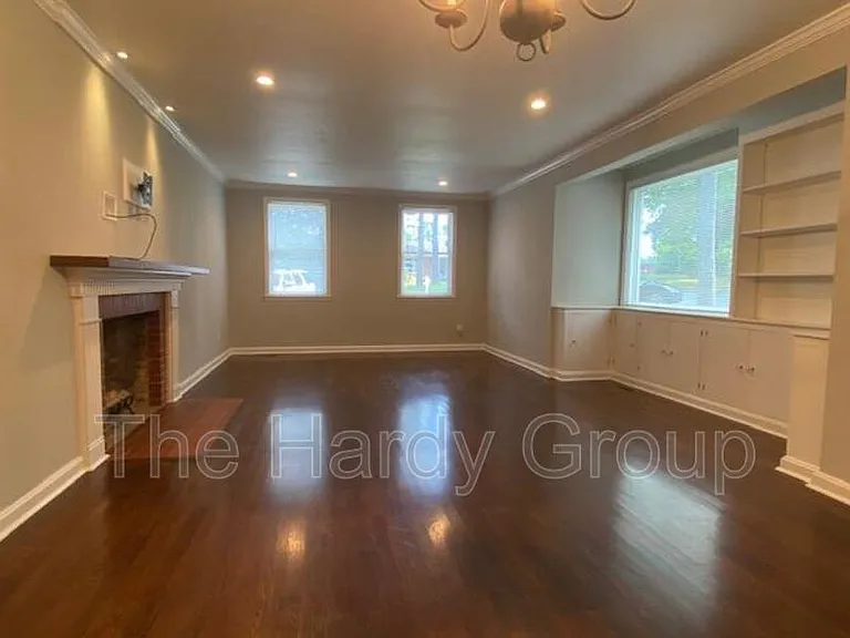 934 McKellar Dr — Photo 3