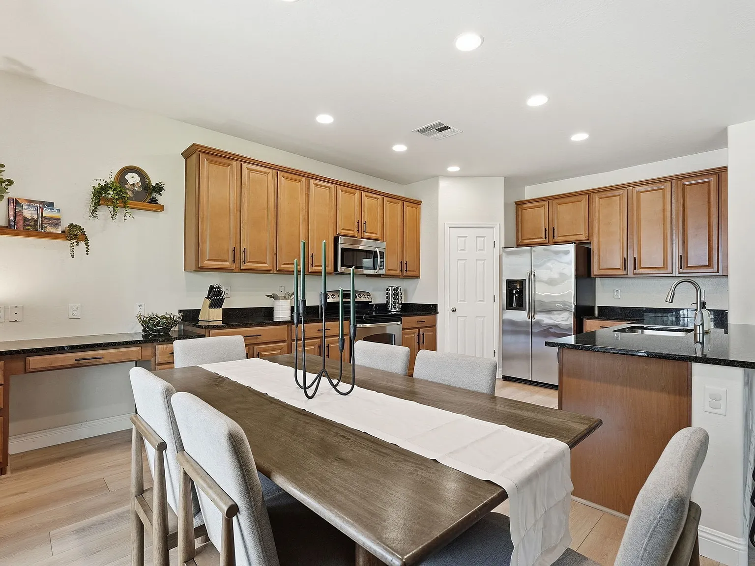 4 bed, 2762 sqft, $5,800 — Photo 3