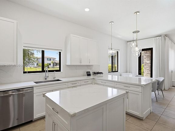 5th image of 10870 Windward St