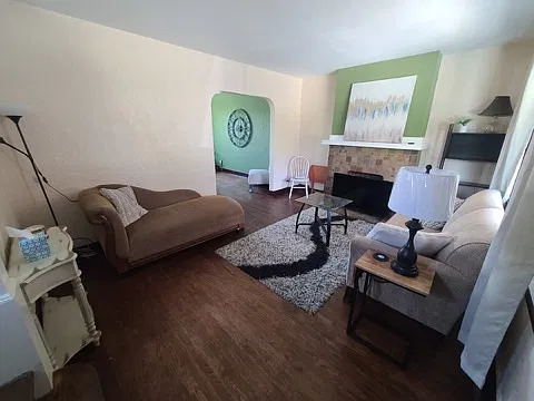 3 bed, 1300 sqft, $2,200 — Photo 1