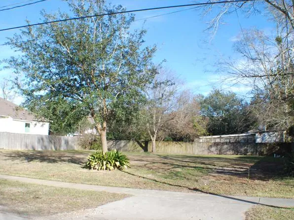 905 Pine St, Madisonville, LA 70447