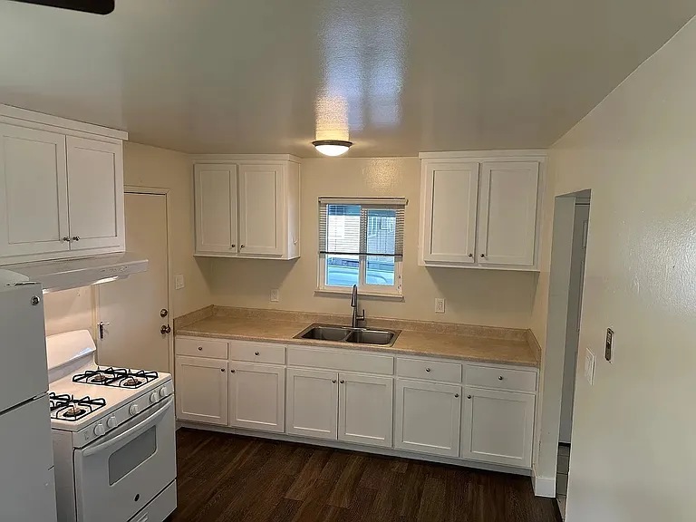 589 Johnston St — Photo 5