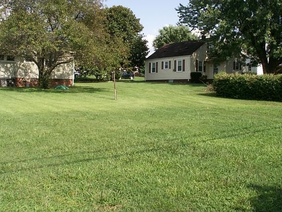 3rd image of 915 Dejarnette St